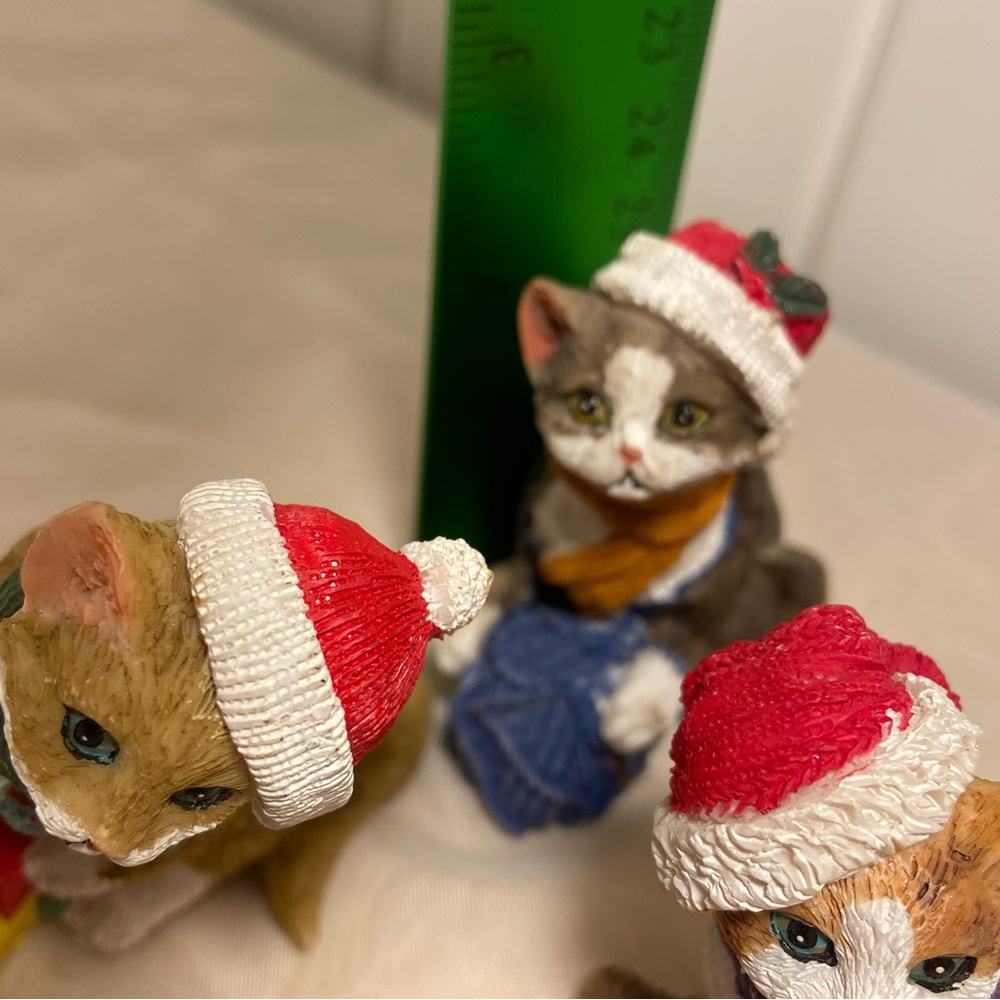 Vintage cat figurine lot Holiday Christmas Cats Santa hat 3 kitties Playing 90s - Picture 13 of 16